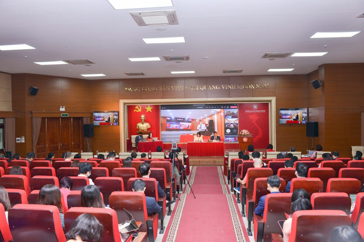 Hình ảnh bàn giao thiết bị phiên dịch Vtalk PLUS+ cho Đại Học Ngoại Thương