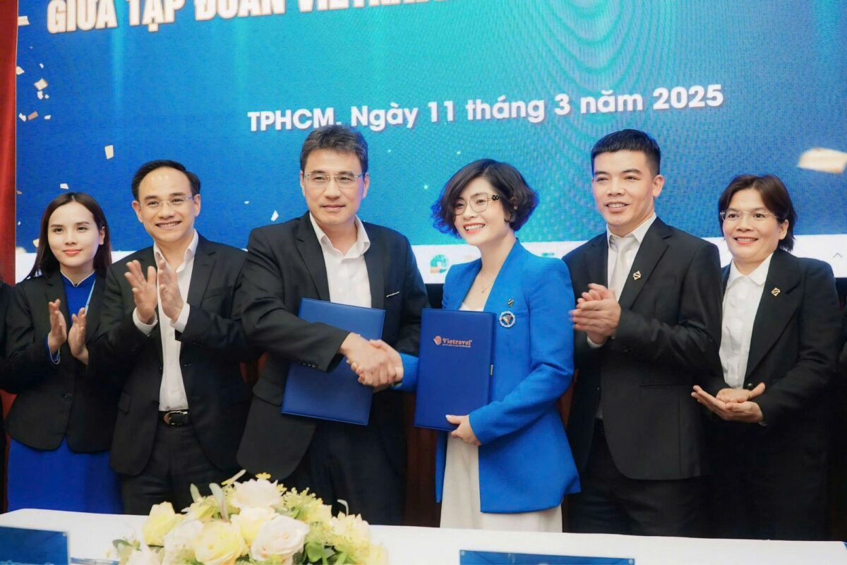 Hình ảnh Hoàn thành cung cấp bàn giao 35 máy phiên dịch cầm tay Vtalk Go Pro cho Vietravel