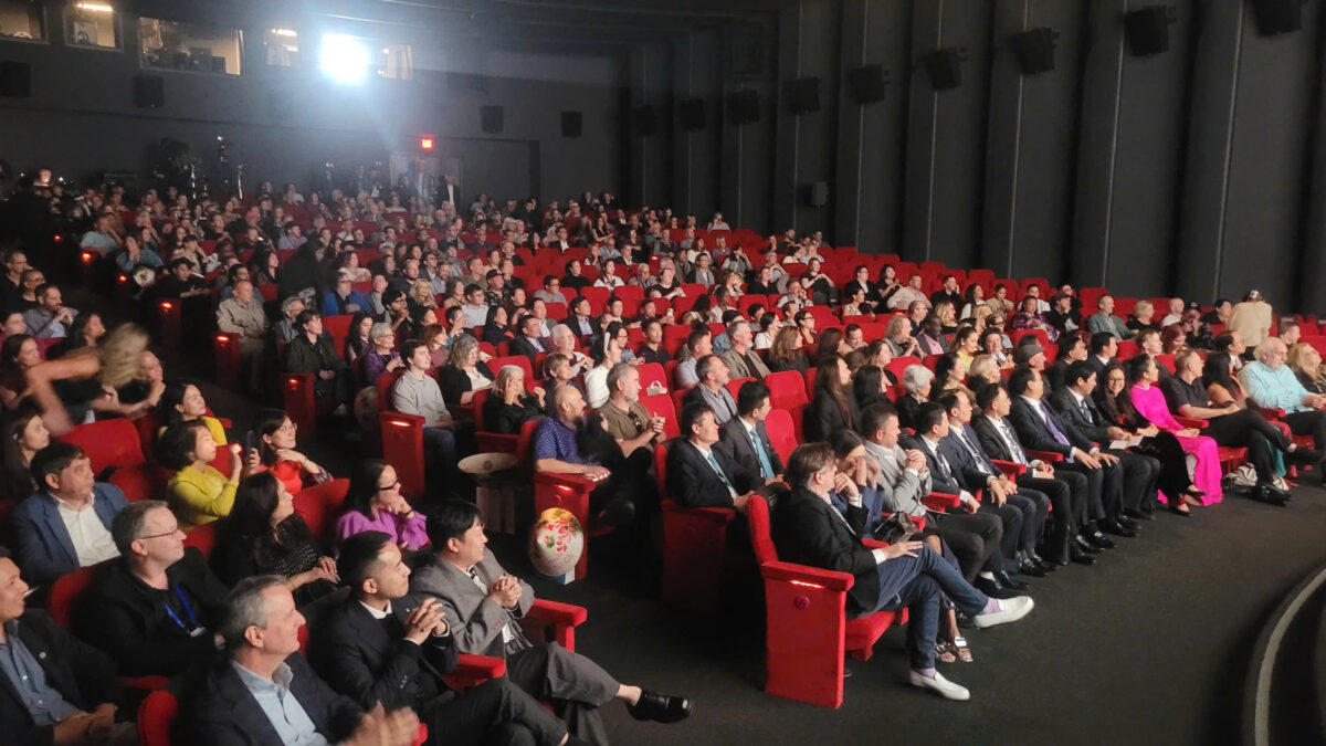 Hình ảnh hoàn thành bàn giao Bàn Giao 50 tai nghe phiên dịch WT2 Edge cho Saigontourist