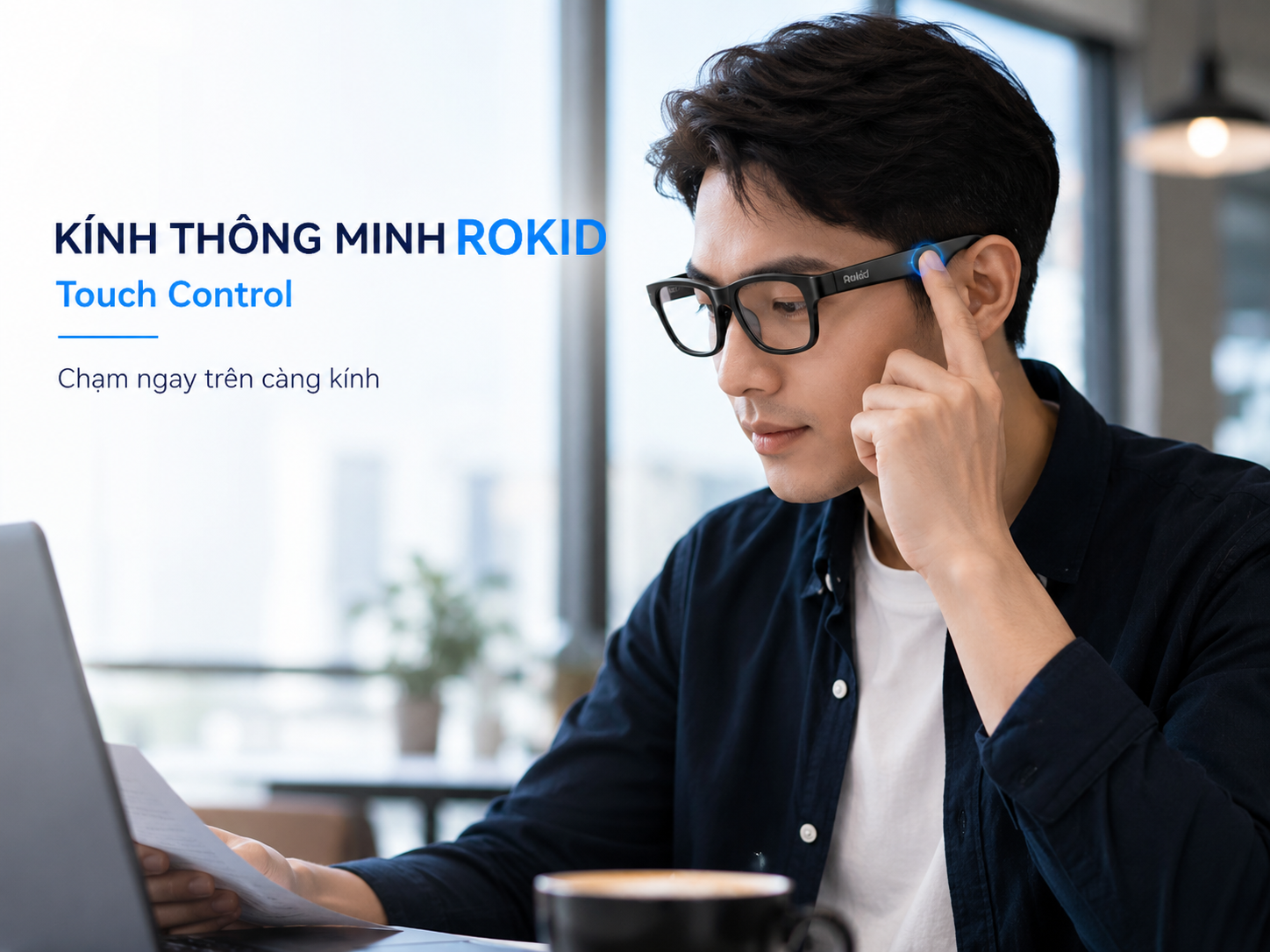 Người dùng thao tác touchpad trên Rokid AI Glasses Style trong môi trường làm việc.