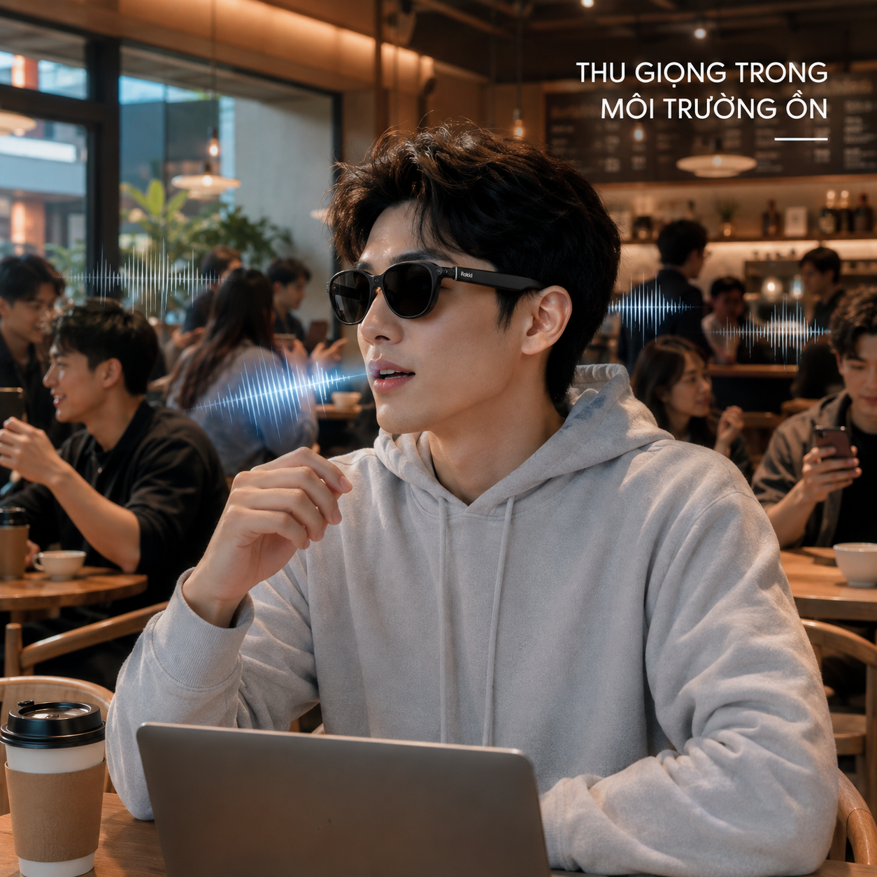 kính AI Rokid thu giọng trong quán cà phê đông người.