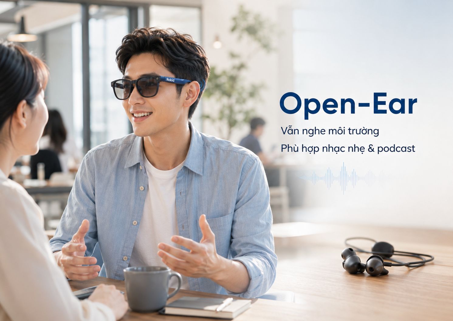 Ảnh minh họa trải nghiệm Open-Ear của Kính Thông Minh Rokid so với tai nghe in-ear.