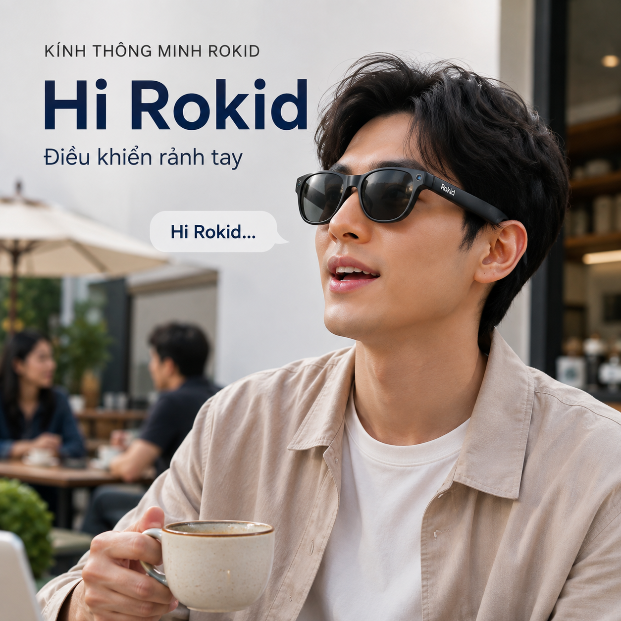 Người dùng Rokid AI Glasses Style gọi trợ lý bằng câu Hi Rokid trong bối cảnh đời thường.