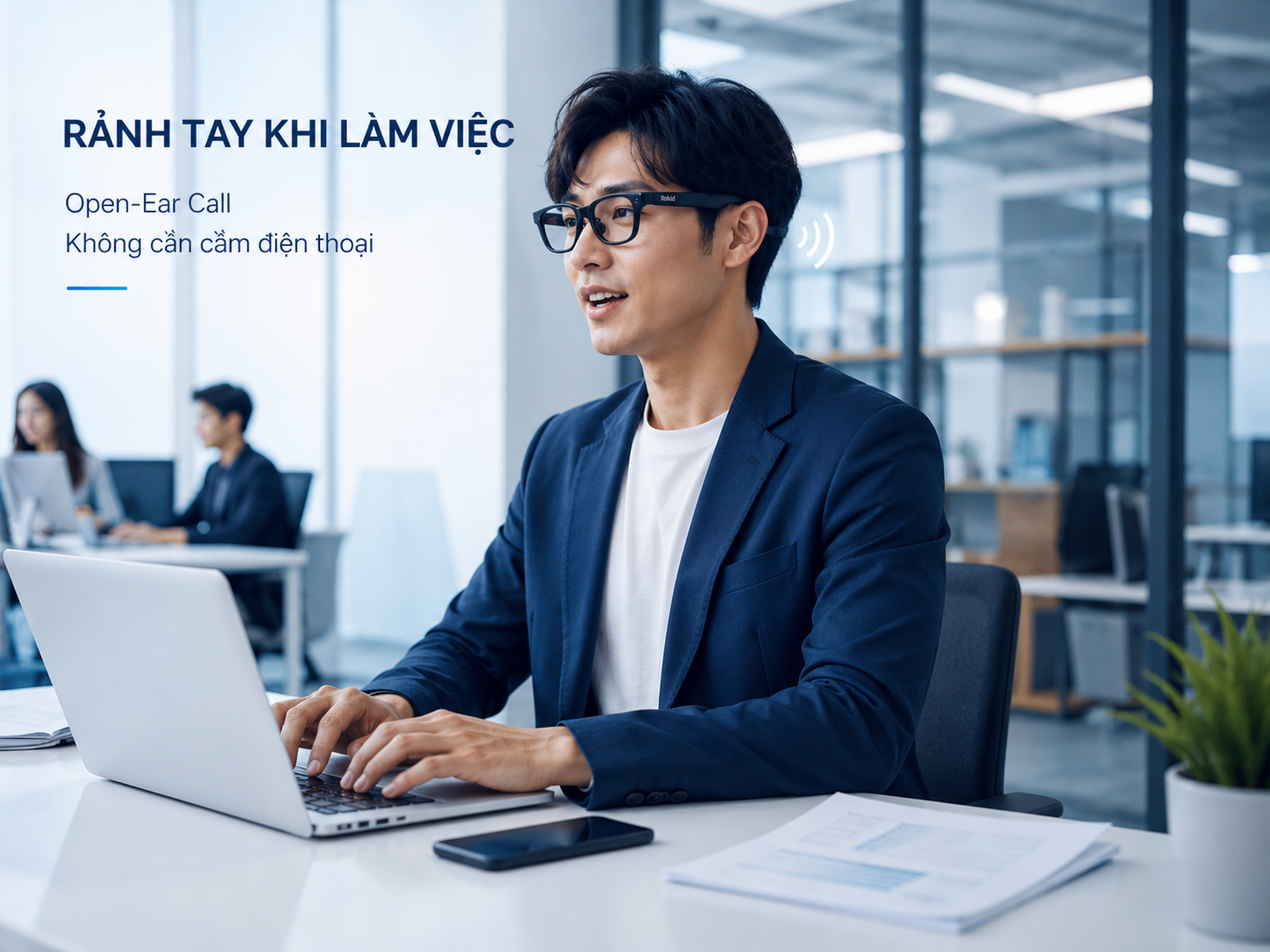 Người dùng Kính Thông Minh Rokid gọi điện rảnh tay trong khi làm việc với laptop.
